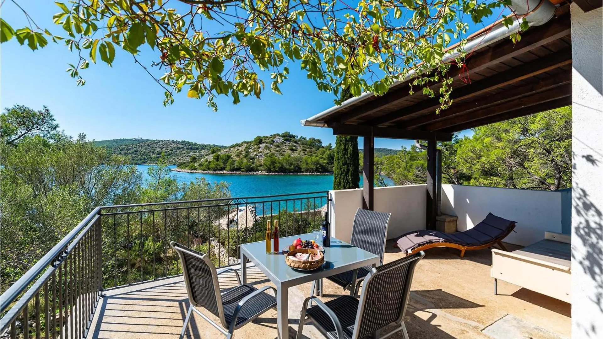 2 Bedroom Beach Front Home In Sali Feriehus