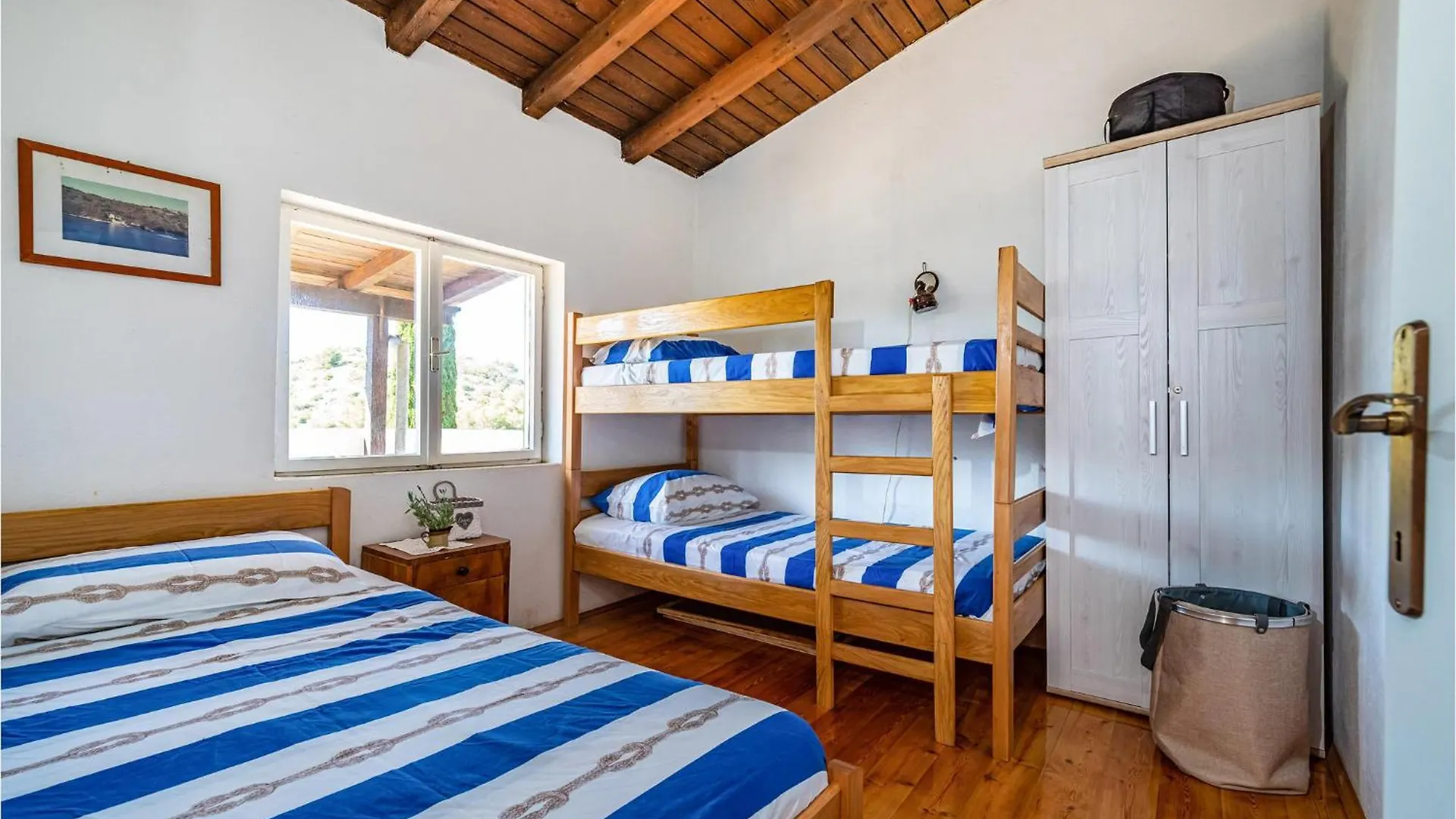 2 Bedroom Beach Front Home In Sali Feriehus