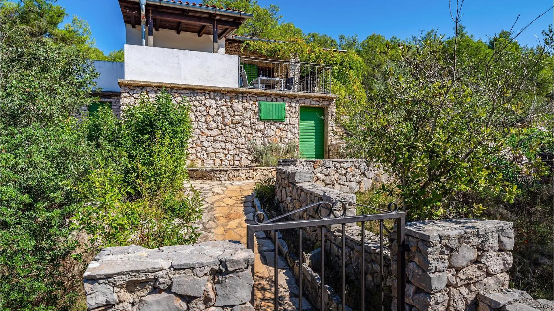 2 Bedroom Beach Front Home In Sali 0*,